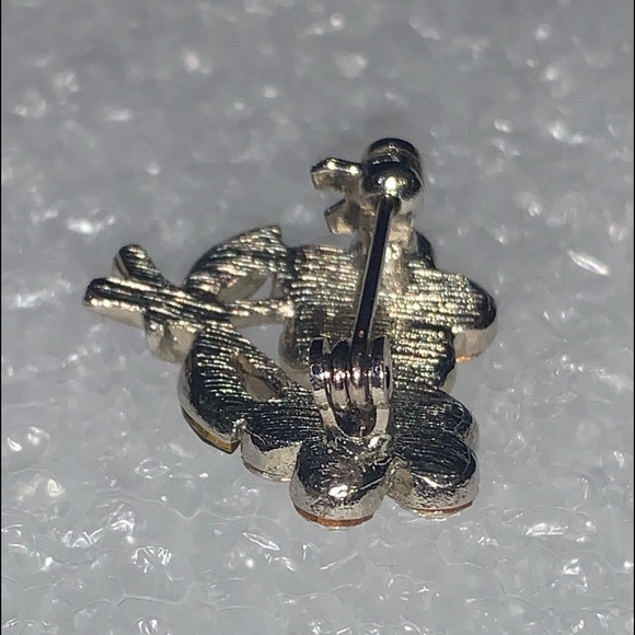 Beautiful & Dainty Rhinestone Floral Brooch Pin - Picture 14 of 16